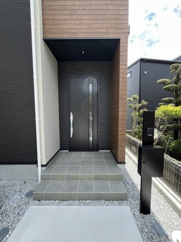 【玄関】 | 福岡市早良区梅林7丁目6期　1号棟（全2棟）【仲介手数料無料・0円】 | 施工例。施工例は完成時と異なる場合があります。