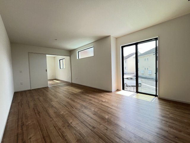 【内装】 | 福岡市早良区梅林7丁目6期　1号棟（全2棟）【仲介手数料無料・0円】 | 施工例。リビングです。施工例は完成時と異なる場合があります。