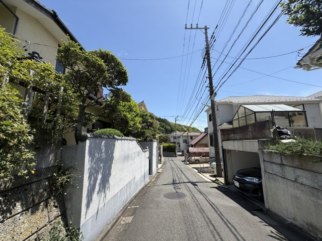 昭和レトロな邸宅　趣きのある和室の前面道路含む現地写真|前面道路