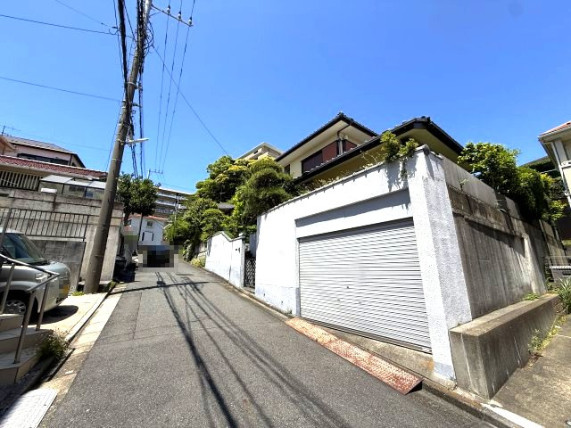 昭和レトロな邸宅　趣きのある和室の前面道路含む現地写真|前面道路