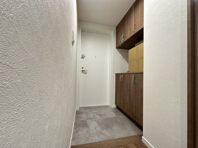 プライムコート磯子屛風ヶ浦の玄関|広々とした玄関です。シューズクロークは鍵や写真が置けて利便性も◎