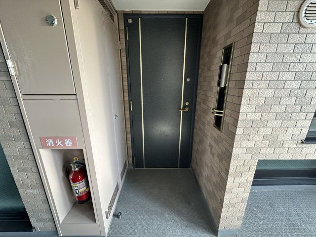 プライムコート磯子屛風ヶ浦の玄関|アルコープ付きの玄関です。プライベート性が高く扉が廊下に飛び出ないので安全性も◎