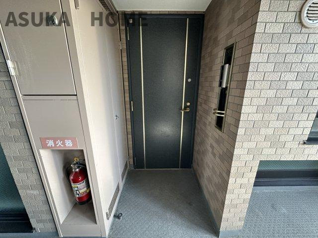 プライムコート磯子屛風ヶ浦の玄関|アルコープ付きの玄関です。プライベート性が高く扉が廊下に飛び出ないので安全性も◎