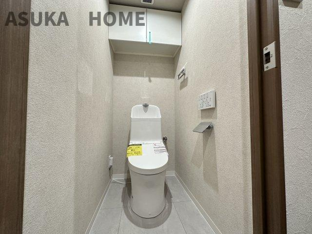 プライムコート磯子屛風ヶ浦のトイレ|温水洗浄便座のトイレ設備です！トイレ上部にはあると便利な吊戸棚を設置！