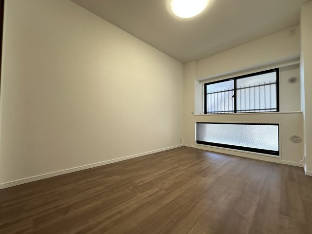 プライムコート磯子屛風ヶ浦の洋室|共有廊下側のお部屋です。明るさも充分あるお部屋なので、居室としての居住性にも適しているお部屋です。