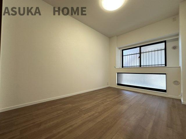 プライムコート磯子屛風ヶ浦の洋室|共有廊下側のお部屋です。明るさも充分あるお部屋なので、居室としての居住性にも適しているお部屋です。
