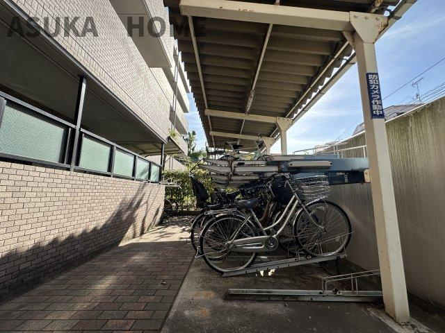 プライムコート磯子屛風ヶ浦の駐輪場|整理された屋根・スタンド付きの使いやすい駐輪場です。