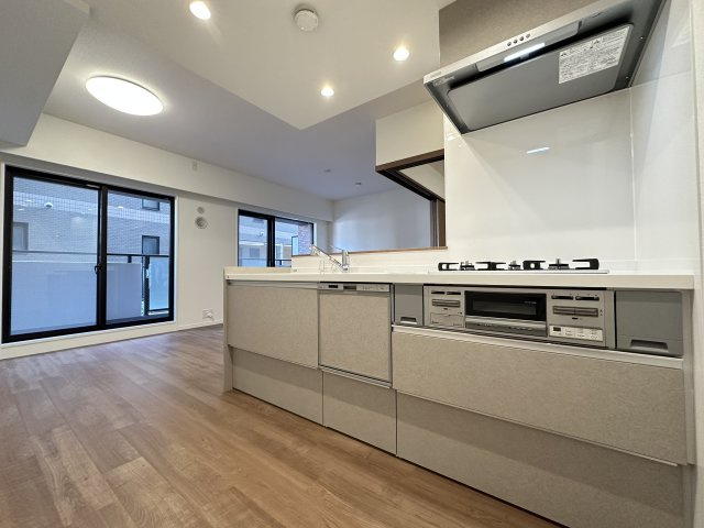 プライムコート磯子屛風ヶ浦のキッチン|白を基調とした一体感のあるシステムキッチンが魅力的なキッチンスペースとなっております。