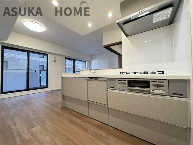 プライムコート磯子屛風ヶ浦のキッチン|白を基調とした一体感のあるシステムキッチンが魅力的なキッチンスペースとなっております。