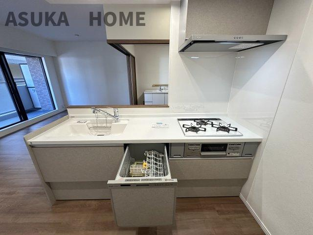 プライムコート磯子屛風ヶ浦のキッチン|ホワイトに統一されたカウンターが爽やかですね。家事の時短にも役立つ食器洗浄乾燥機を標準装備。