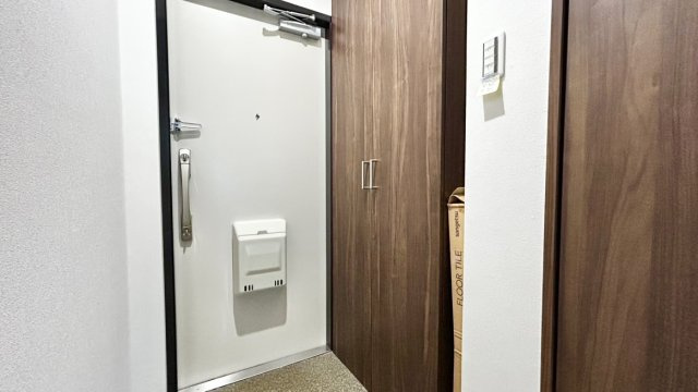 サンハイツ魚崎の玄関|高さのあるシューズクローゼットがついております。
