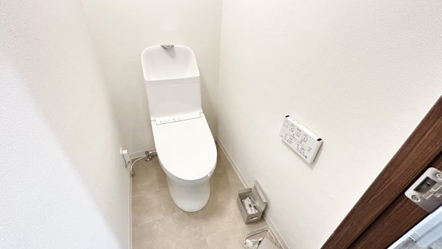 サンハイツ魚崎のトイレ|シンプルなトイレは洗浄便座付きです。