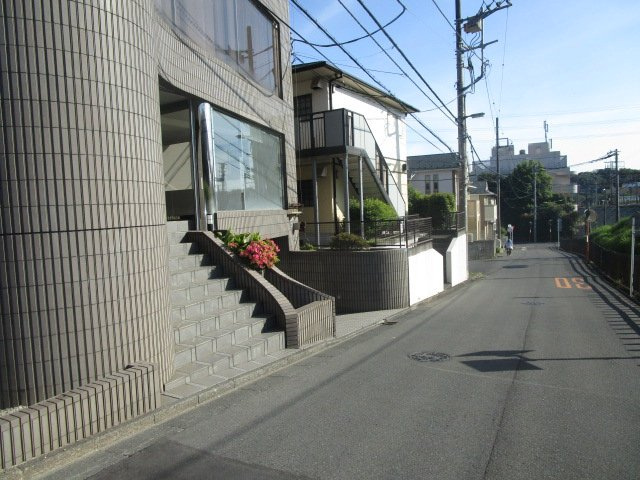 川崎市麻生区上麻生３丁目の事務所の周辺