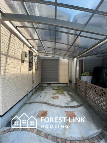 花園東町３　戸建の駐車場|屋根付き駐車場。自転車を置く際は雨の日でも濡れないことがポイントです！
