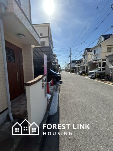 花園東町３　戸建の前面道路含む現地写真
