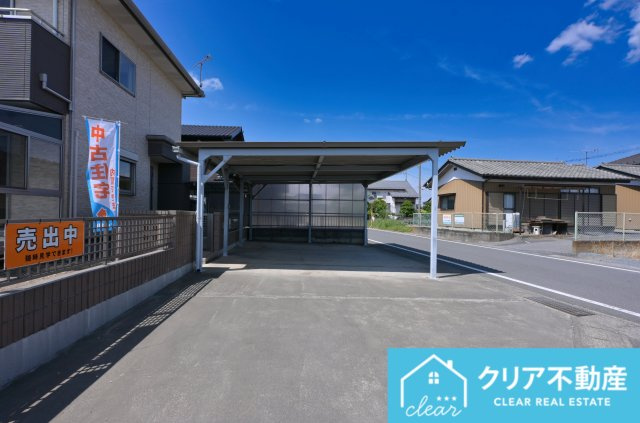 【駐車場】 | 伊勢崎市長沼町 | ２台分はカーポート付き！広々とした駐車場で来客時も安心です♪