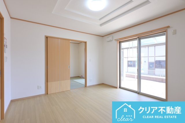 【居間・リビング】 | 伊勢崎市長沼町 | 続き間の和室のある広々としたLDK♪南向きの大きな窓でとっても明るい♪