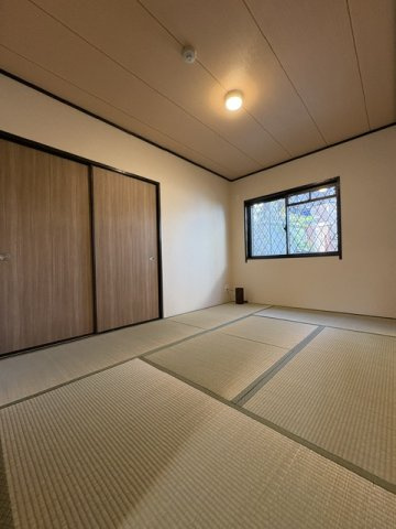セレーヌコート中山手の和室|リビング続きの和室。扉を開ければ開放感のある空間に、閉めれば個室としても使える便利な一室です。