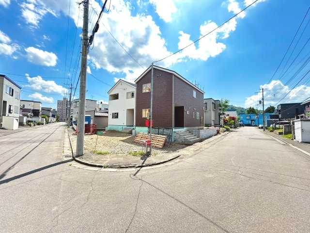 【新築戸建】札幌市南区石山1条1丁目3棟の前面道路含む現地写真