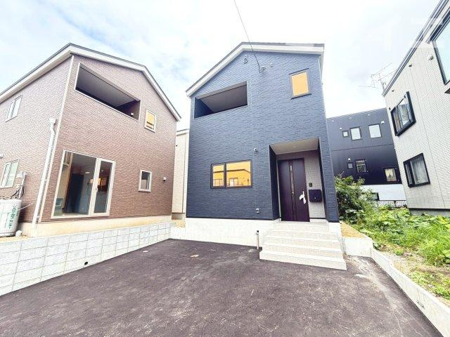 【新築戸建】札幌市南区石山1条1丁目3棟の居間・リビング|リビングが見渡せる対面キッチンを採用。内装(壁・床・建具)は白を基調とし、明るい雰囲気となっています。(同仕様物件)