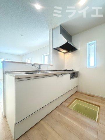 【新築戸建】札幌市南区石山1条1丁目3棟のキッチン|広々システムキッチンは、シンク・調理部分だけではなく、小物から大きな調理器具まで収納でき、出し入れもスムーズな収納充実プランを採用。食洗器設置可能。床下収納あり。(同仕様物件)