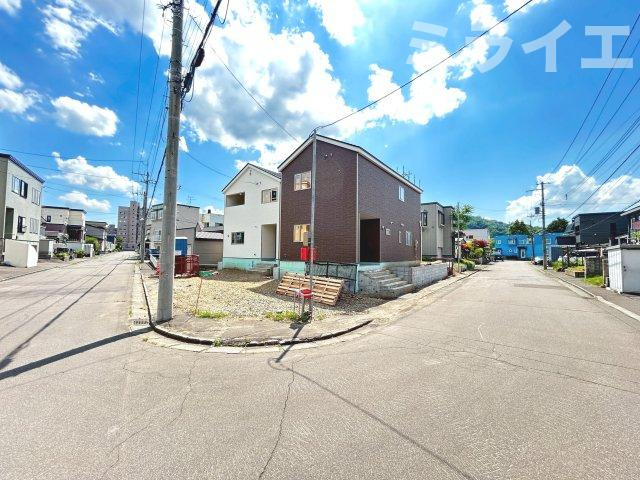【新築戸建】札幌市南区石山1条1丁目3棟の前面道路含む現地写真