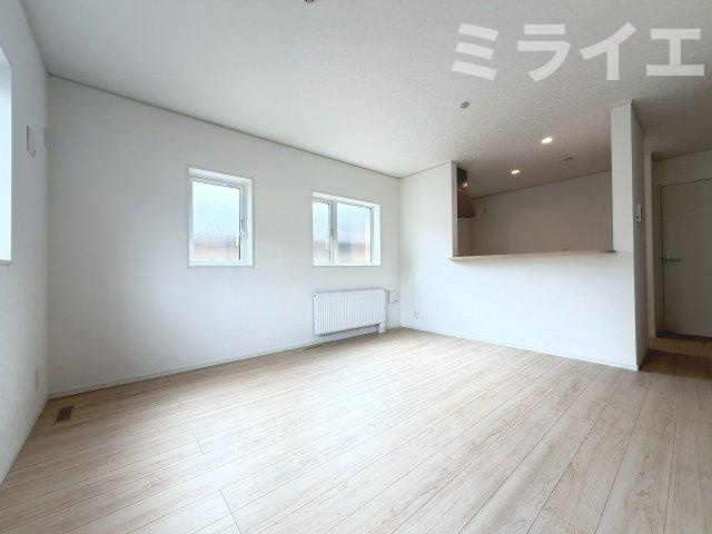 【新築戸建】札幌市南区石山1条1丁目3棟の居間・リビング|リビングが見渡せる対面キッチンを採用。内装(壁・床・建具)は白を基調とし、明るい雰囲気となっています。