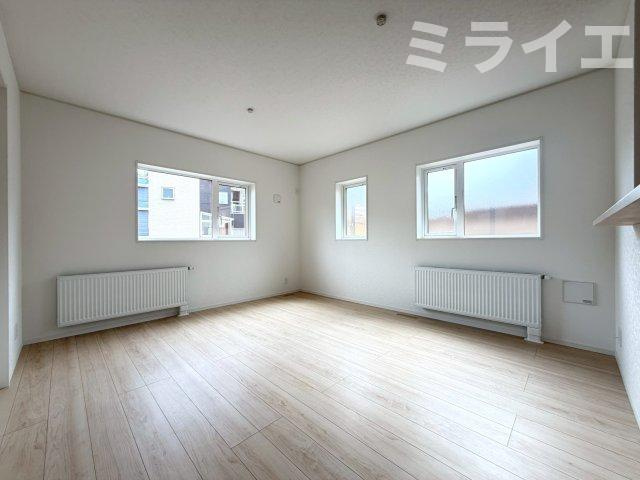 【新築戸建】札幌市南区石山1条1丁目3棟の居間・リビング|リビングが見渡せる対面キッチンを採用。内装(壁・床・建具)は白を基調とし、明るい雰囲気となっています。