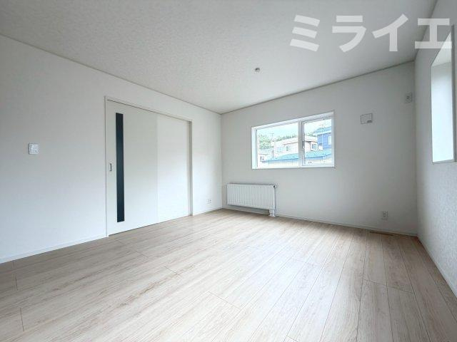 【新築戸建】札幌市南区石山1条1丁目3棟の居間・リビング|リビングが見渡せる対面キッチンを採用。内装(壁・床・建具)は白を基調とし、明るい雰囲気となっています。