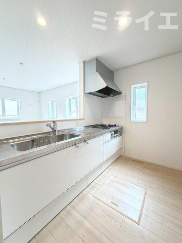 【新築戸建】札幌市南区石山1条1丁目3棟のキッチン|広々システムキッチンは、シンク・調理部分だけではなく、小物から大きな調理器具まで収納でき、出し入れもスムーズな収納充実プランを採用。食洗器設置可能。床下収納あり。