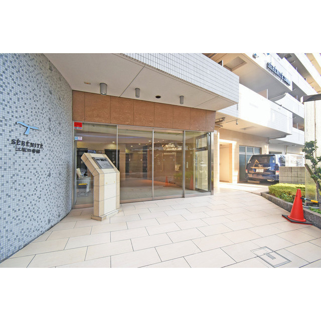 SERENiTE江坂四番館のエントランス