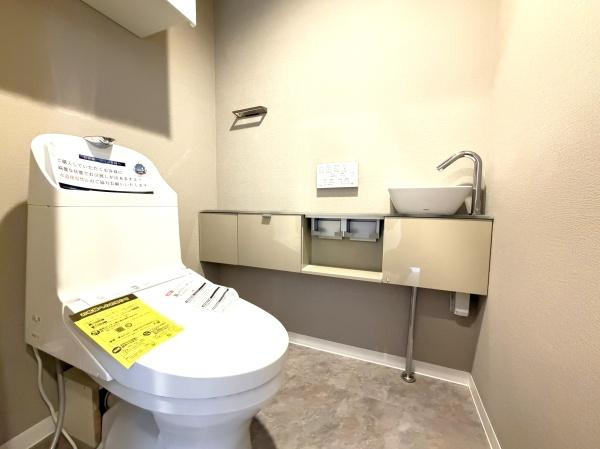 コスモ上大岡サニーウイングＡ棟のトイレ|清潔感のある内装のすっきりとしたデザインのトイレです。
水周りが綺麗だと安心ですね。
