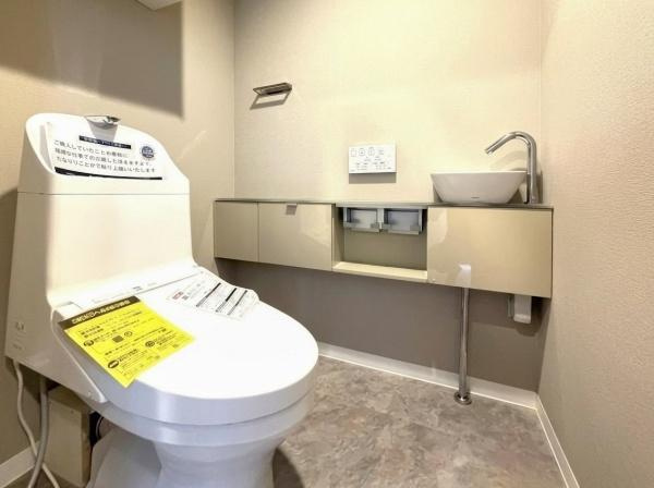 コスモ上大岡サニーウイングＡ棟のトイレ|清潔感のある内装のすっきりとしたデザインのトイレです。
水周りが綺麗だと安心ですね。
