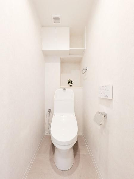 綱島東公園パークホームズのトイレ|清潔感のある内装のすっきりとしたデザインのトイレです。
水周りが綺麗だと安心ですね。

