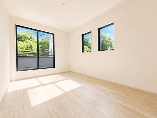 横浜市戸塚区上矢部町の新築一戸建の洋室|窓からの光が嬉しい洋室です。
収納もあり、荷物が多い方にも安心です♪
