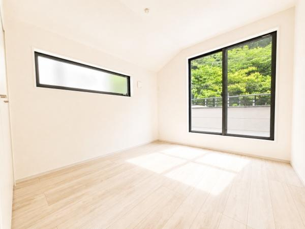 横浜市戸塚区上矢部町の新築一戸建の洋室|広さも十分で窓からの光が嬉しい洋室です。