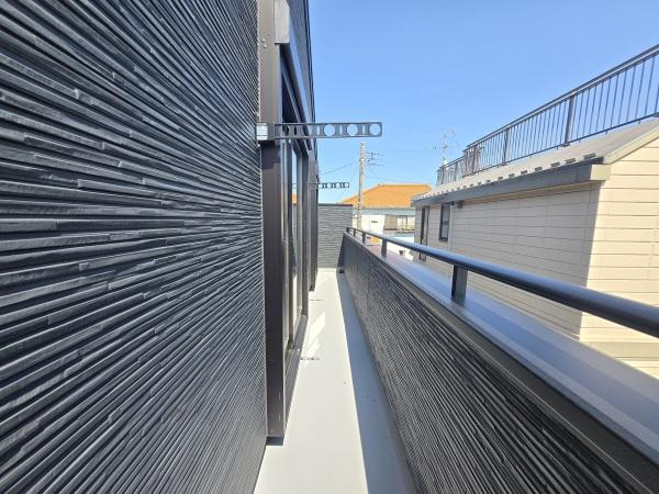 横浜市金沢区六浦南１丁目の新築一戸建のバルコニー|陽当り良好のバルコニー！
インナーバルコニーの為、雨風気にせず洗濯できます♪