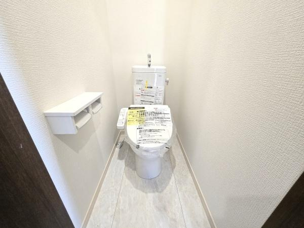 横浜市金沢区六浦南１丁目の新築一戸建のトイレ|清潔感のある内装のすっきりとしたデザインのトイレです。
水周りが綺麗だと安心ですね。
