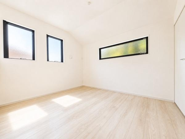 横浜市戸塚区上矢部町の新築一戸建の洋室|窓からの光が嬉しい洋室です。
収納もあり、荷物が多い方にも安心です♪
