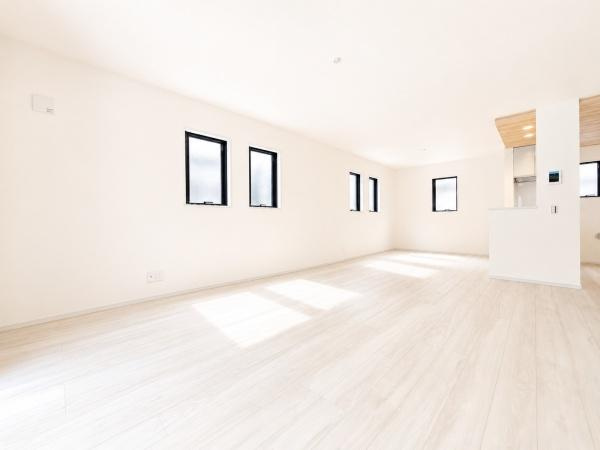 横浜市戸塚区上矢部町の新築一戸建の居間・リビング|家族が自然と集まるリビングは
落ち着きのある空間です♪