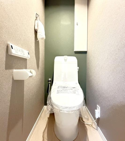 パーク・ハイム山手のトイレ|清潔感のある内装のすっきりとしたデザインのトイレです。
水周りが綺麗だと安心ですね。
