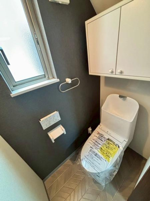 【トイレ】 | 草加市瀬崎五丁目・戸建 | 窓が付いていて明るく換気もしやすいトイレになっております♪

