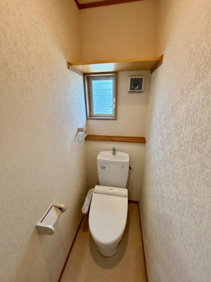 【トイレ】 | 草加市青柳8丁目戸建 | 窓が付いていて明るく換気もしやすいトイレになっております♪