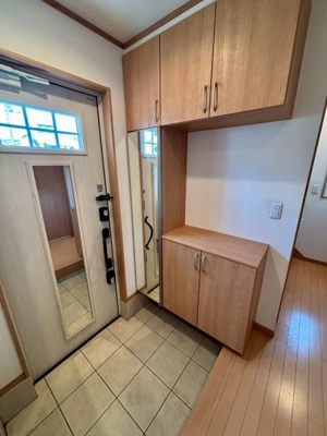 【玄関】 | 草加市青柳8丁目戸建 | 明るい玄関スペースになっております♪