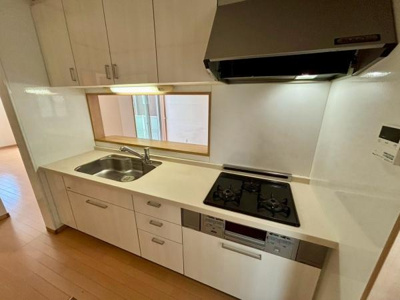 【キッチン】 | 草加市青柳8丁目戸建 | 3口コンロ付きのシステムキッチン♪
