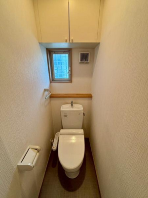 【トイレ】 | 草加市青柳8丁目戸建 | 収納棚付きのトイレになります♪