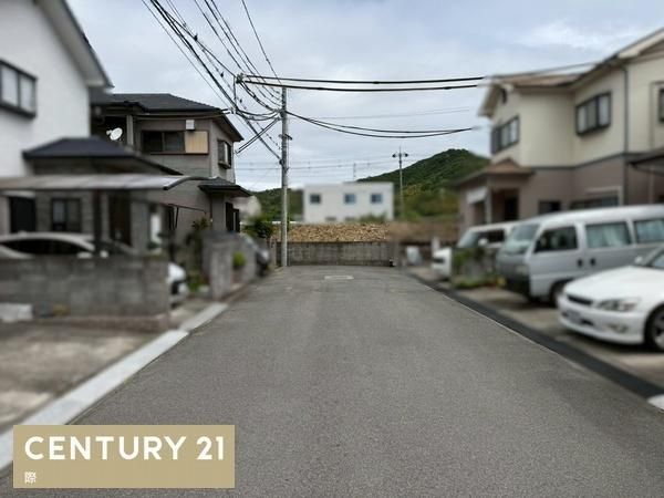 海南市岡田の中古一戸建の前面道路含む現地写真