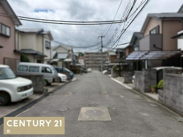 海南市岡田の中古一戸建の前面道路含む現地写真
