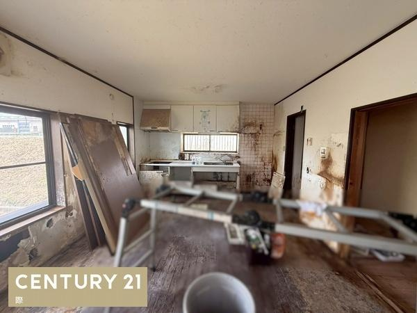 海南市岡田の中古一戸建の居間・リビング