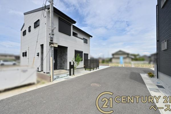 香芝市狐井 ７号地 ／新築一戸建の前面道路含む現地写真|■現地撮影写真■前面道路６ｍと広々開放的！
